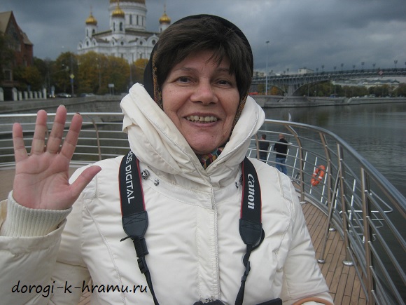Прогулка на яхте по Москве-реке. Вдали Храм Христа Спасителя